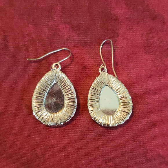 Pale green teardrop earrings - Picture 2 of 4